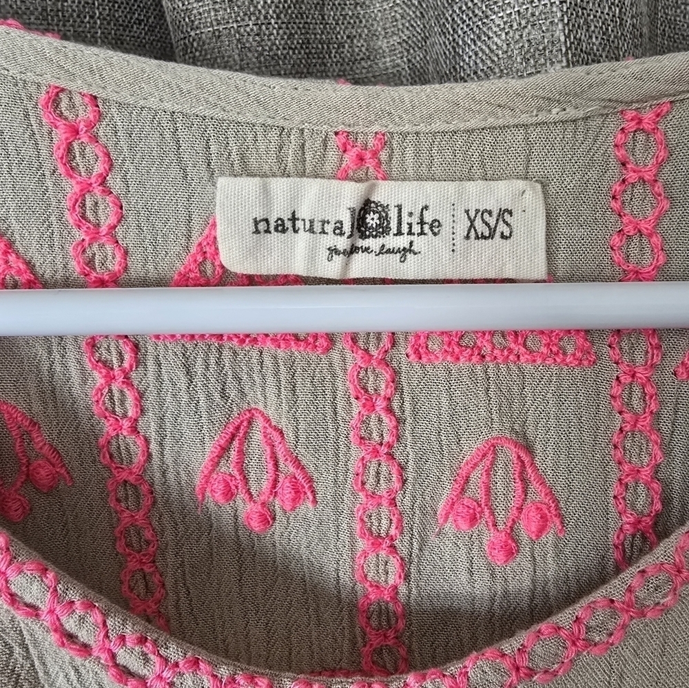Natural Life Tan & Pink Embroidered Flowy Blouse Size XS/S Short Sleeve - Picture 3 of 4
